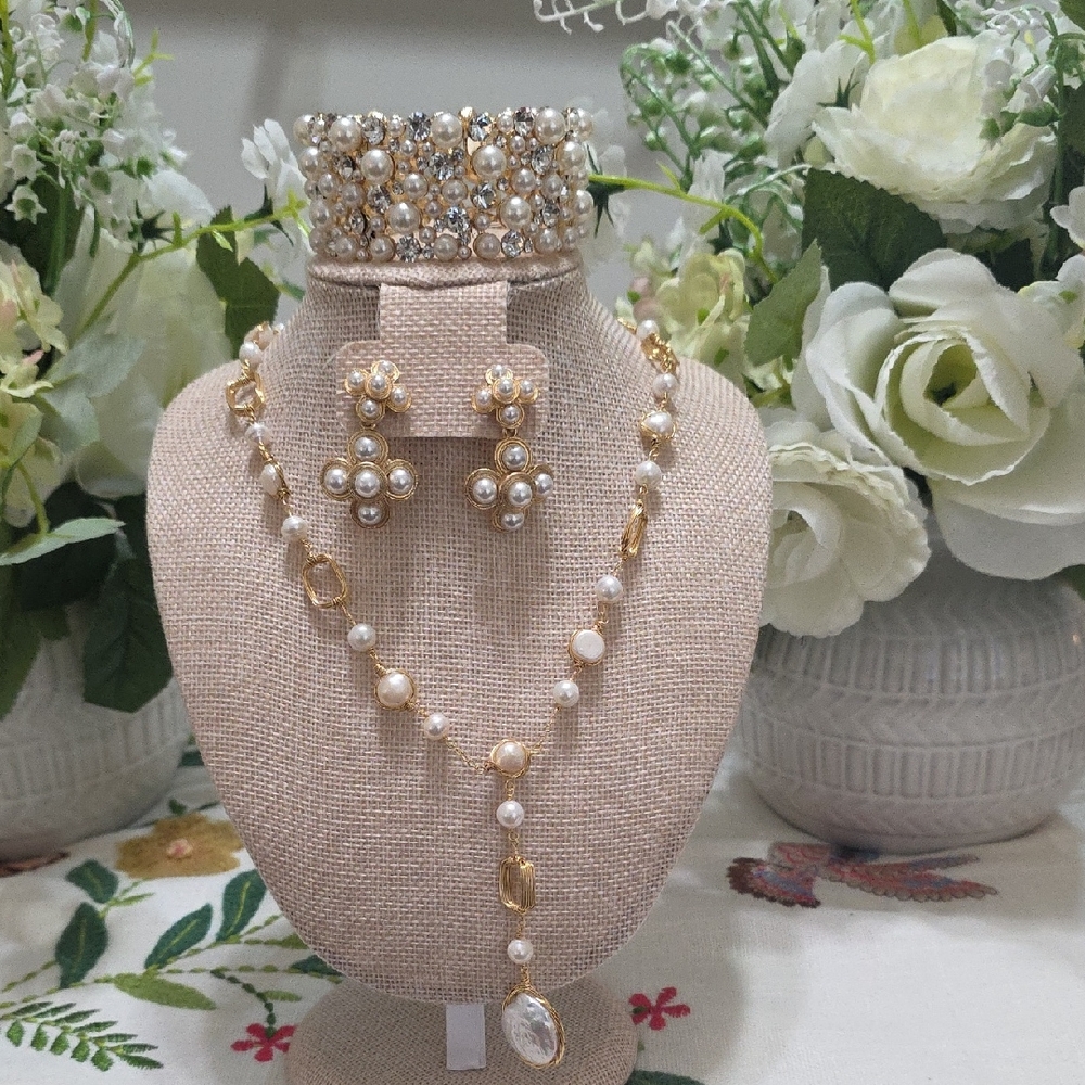 HOLY TRINITY Luxurious Gold and Pearl Necklace Set